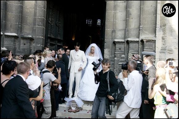 Vingt ans plus tard, l’histoire se répète de façon très émouvante.

Élodie Gossuin et Bertrand Lacherie lors de leur mariage en l'église de Compiègne, le 1er juillet 2006. Crédit : Agence / Bestimage