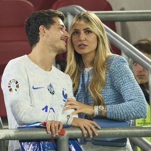 Dylan Deschamps et sa compagne Mathilde Cappelaere - Célébrités dans les tribunes du match du groupe D de l'Euro 2024 entre l'équipe de France face à l'Autriche (1-0) à Dusseldorf en Allemagne le 17 juin 2024. © Cyril Moreau/Bestimage