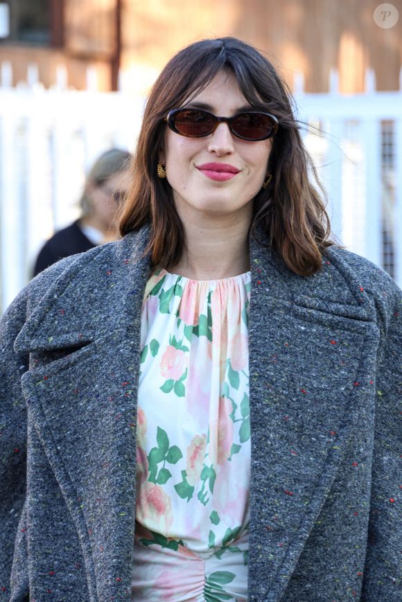 Ce nouveau projet prolonge l’univers de sa marque Rouje et célèbre l’art de vivre parisien.

Jeanne Damas aux arrivées au défilé Stella McCartney Collection Femme Prêt-à-Porter Automne/Hiver 2026-2027 lors de la Fashion Week de Paris (PFW) au Grand Manège Jean Caucanas, à Paris, France, le 4 mars 2026. © Denis Guignebourg/Bestimage