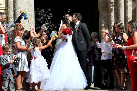 Sortie du mariage religieux de Sophie Vouzelaud, première dauphine de Miss France 2007 et malentendante, avec son compagnon Fabien Boutamine à Saint Junien le 18 août 2018.
© Patrick Bernard / Bestimage