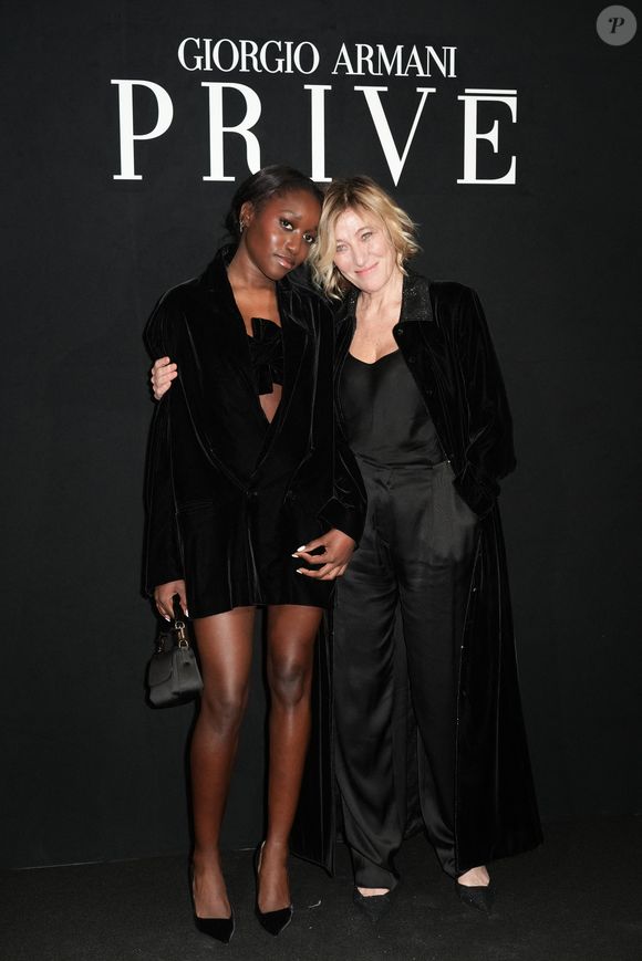 Oumy Bruni-Garrell et Valeria Bruni Tedeschi assistent au défilé Giorgio Armani Prive Haute Couture Printemps/Été 2026 dans le cadre de la Semaine de la mode de Paris le 27 janvier 2026 à Paris, France. © Lucia Sabatelli / Bestimage