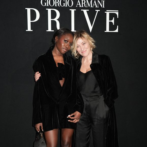 Oumy Bruni-Garrell et Valeria Bruni Tedeschi assistent au défilé Giorgio Armani Prive Haute Couture Printemps/Été 2026 dans le cadre de la Semaine de la mode de Paris le 27 janvier 2026 à Paris, France. © Lucia Sabatelli / Bestimage