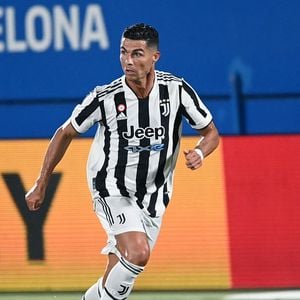 La propriété compte notamment sept chambres, six salles de bains, une piscine intérieure, un cinéma privé, une salle de sport, un sauna, un jacuzzi ainsi que des courts de tennis et de padel.

Cristiano Ronaldo - Match de football de gala pour le Trophée Joan Gamper : Barcelone bat 3-0 La Juventus à Barcelone le 8 août 2021. © Image sport / Panoramic / Bestimage