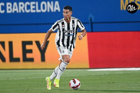 La propriété compte notamment sept chambres, six salles de bains, une piscine intérieure, un cinéma privé, une salle de sport, un sauna, un jacuzzi ainsi que des courts de tennis et de padel.

Cristiano Ronaldo - Match de football de gala pour le Trophée Joan Gamper : Barcelone bat 3-0 La Juventus à Barcelone le 8 août 2021. © Image sport / Panoramic / Bestimage