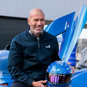Zinedine Zidane (ambassadeur Alpine) visite le stand Alpine lors des "24H du Mans 2024".