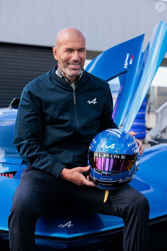 Zinedine Zidane (ambassadeur Alpine) visite le stand Alpine lors des "24H du Mans 2024".