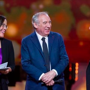 Exclusif - Karine Baste, Le premier ministre François Bayrou, Nagui sur le plateau de l’émission “Unis pour Mayotte” diffusée en direct sur France 2, qui a permis de récolter plus de 5 millions de dons le 17 décembre 2024.
© Pierre Perusseau / Bestimage