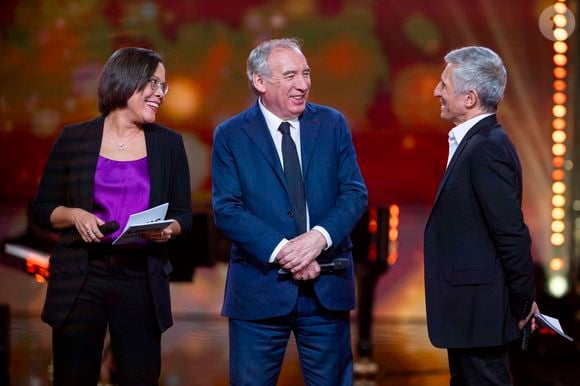 Exclusif - Karine Baste, Le premier ministre François Bayrou, Nagui sur le plateau de l’émission “Unis pour Mayotte” diffusée en direct sur France 2, qui a permis de récolter plus de 5 millions de dons le 17 décembre 2024.
© Pierre Perusseau / Bestimage