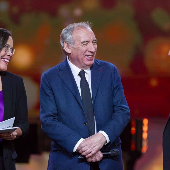 Exclusif - Karine Baste, Le premier ministre François Bayrou, Nagui sur le plateau de l’émission “Unis pour Mayotte” diffusée en direct sur France 2, qui a permis de récolter plus de 5 millions de dons le 17 décembre 2024.
© Pierre Perusseau / Bestimage
