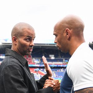 Tony PARKER et Thierry HENRY (France) lors de la finale des Jeux Olympiques de Paris 2024 opposant la France à l'Espagne au Parc des Princes, le 9 août 2024 à Paris, en France. Photo de Philippe Lecoeur/FEP/Icon Sport/ABACAPRESS.COM