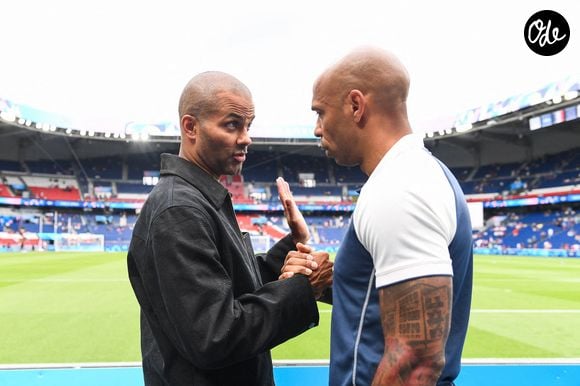 Tony PARKER et Thierry HENRY (France) lors de la finale des Jeux Olympiques de Paris 2024 opposant la France à l'Espagne au Parc des Princes, le 9 août 2024 à Paris, en France. Photo de Philippe Lecoeur/FEP/Icon Sport/ABACAPRESS.COM