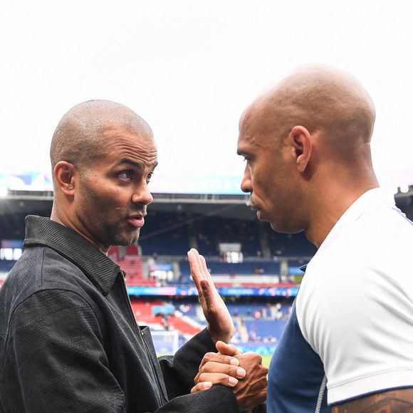 Tony PARKER et Thierry HENRY (France) lors de la finale des Jeux Olympiques de Paris 2024 opposant la France à l'Espagne au Parc des Princes, le 9 août 2024 à Paris, en France. Photo de Philippe Lecoeur/FEP/Icon Sport/ABACAPRESS.COM