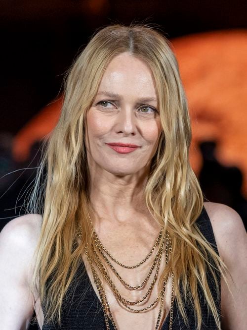 "Vanessa Paradis adore dormir avec ses équipes" : Dans le tour-bus qui l'emmène d'un concert à l'autre, la chanteuse vit en mode Divinidylle, simple et sans chichi