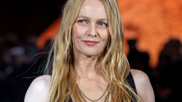 "Vanessa Paradis adore dormir avec ses équipes" : Dans le tour-bus qui l'emmène d'un concert à l'autre, la chanteuse vit en mode Divinidylle, simple et sans chichi