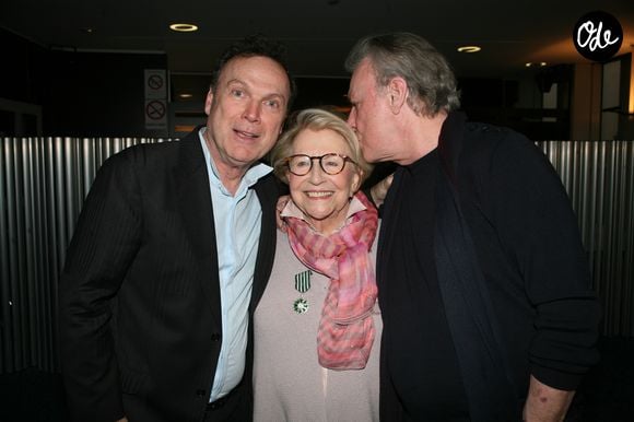 Julien Lepers, Vline Buggy et Herbert Léonard - 40 ans après la disparation de Claude François, sa parolière Vline Buggy reçoit les insignes de chevalier des Arts et Lettres des mains d'H. Aufray au sein de la Sacem à Paris le 9 avril 2018. Photo par JLPPA / Bestimage