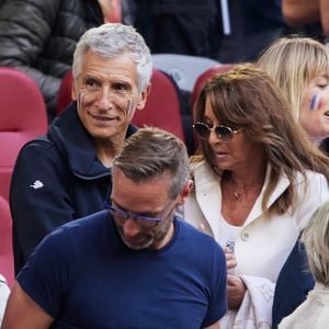 Et aux spectateurs de s'asseoir sur des sièges avec dossiers !
Nagui et sa femme Mélanie Page, Claude Deschamps - Célébrités dans les tribunes du match du groupe D de l'Euro 2024 entre l'équipe de France face à l'Autriche (1-0) à Dusseldorf en Allemagne le 17 juin 2024. © Cyril Moreau/Bestimage