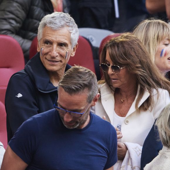 Et aux spectateurs de s'asseoir sur des sièges avec dossiers !
Nagui et sa femme Mélanie Page, Claude Deschamps - Célébrités dans les tribunes du match du groupe D de l'Euro 2024 entre l'équipe de France face à l'Autriche (1-0) à Dusseldorf en Allemagne le 17 juin 2024. © Cyril Moreau/Bestimage