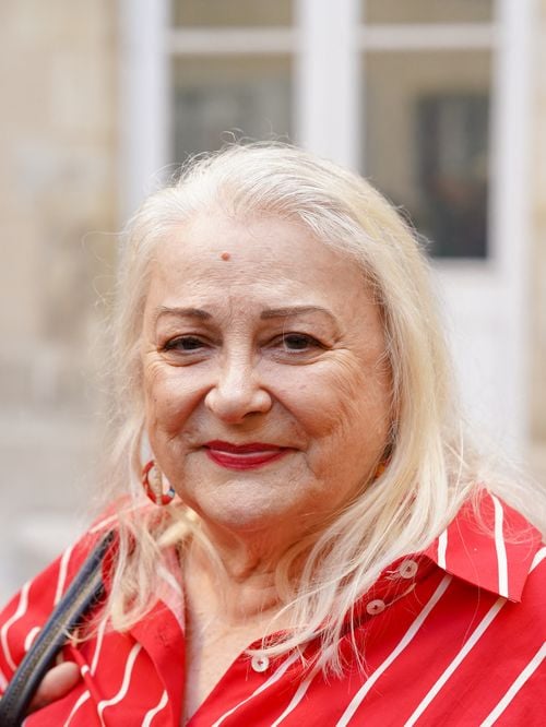 Habitante du 9e arrondissement à Paris, Josiane Balasko ouvre la porte de sa maison à la déco kitch assumée