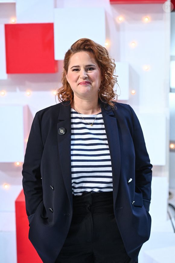 C'est ce que l'on apprenait en mars dernier dans un entretien que l'humoriste a accordé à nos confrères de "Paris Match".

Exclusif - Elodie Poux - Enregistrement de l'émission "Vivement Dimanche" au Studio Gabriel à Paris, présentée par M.Drucker et diffusée le 5 mai sur France 3. Le 29 avril 2024
© Guillaume Gaffiot / Bestimage