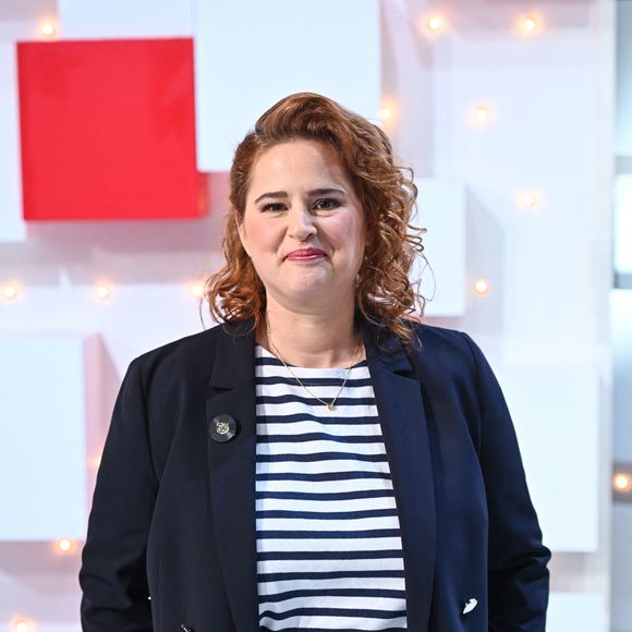 C'est ce que l'on apprenait en mars dernier dans un entretien que l'humoriste a accordé à nos confrères de "Paris Match".

Exclusif - Elodie Poux - Enregistrement de l'émission "Vivement Dimanche" au Studio Gabriel à Paris, présentée par M.Drucker et diffusée le 5 mai sur France 3. Le 29 avril 2024
© Guillaume Gaffiot / Bestimage