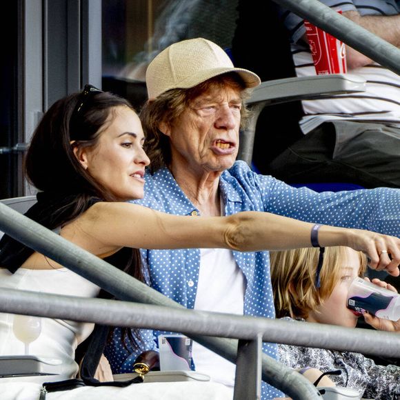 Et de compléter : "J'ai été élevée dans l'idée que la famille passe avant tout. Je n'ai pas été triste d'arrêter le ballet. Et je reste dans cet univers, avec mes livres et mes chorégraphies". 

Mick Jagger, Melanie Hamrick et son fils Deveraux, Athlétisme au Stade de France dans le cadre des Jeux olympiques d'été 2024, Jour 15 à Paris, France, 10 août 2024. (Dana Press / Bestimage).