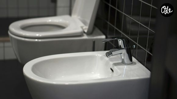 Pourquoi est-ce important de mettre du bicarbonate de soude autour des toilettes ?