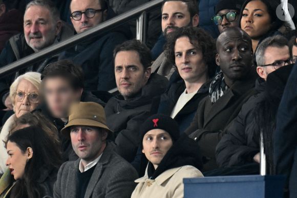 Fabien Marsaud (aka Grand Corps Malade) avec son fils, Paul de Saint Sernin - Célébrités dans les tribunes du match de Ligue 1 McDonald's entre le Paris Saint Germain (PSG) et l'Olympique de Marseille (OM) (5-0) au Parc des Princes à Paris le 8 février 2026. © Lionel Urman/Bestimage