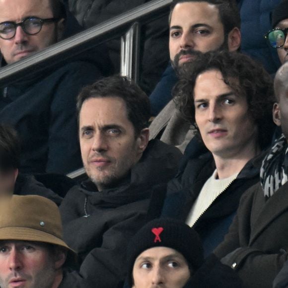 Fabien Marsaud (aka Grand Corps Malade) avec son fils, Paul de Saint Sernin - Célébrités dans les tribunes du match de Ligue 1 McDonald's entre le Paris Saint Germain (PSG) et l'Olympique de Marseille (OM) (5-0) au Parc des Princes à Paris le 8 février 2026. © Lionel Urman/Bestimage
