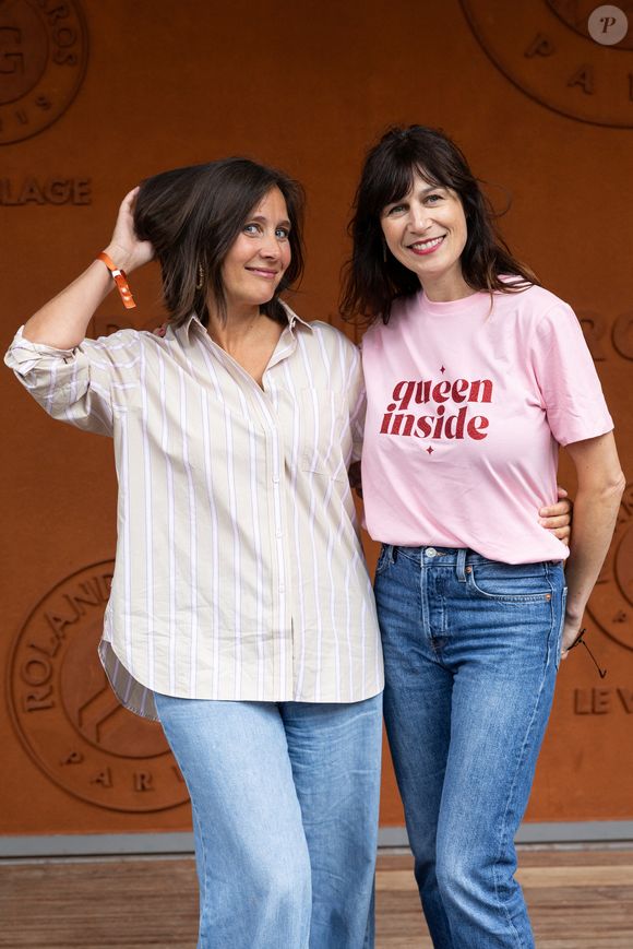 Julie de Bona et Marie Mellipou au village lors des Internationaux de France de Tennis de Roland Garros 2026. Paris, le 2 juin 2026.
© Jacovides-Moreau / Bestimage