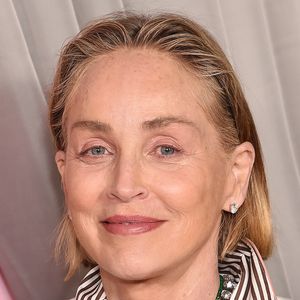 "Magnifique", "Tu es toujours dans le coup" ou encore "Toujours aussi belle" font partie des commentaires que l’on peut notamment lire parmi les nombreux éloges...

Sharon Stone au photocall de la cérémonie des Fashion Trust U.S. Awards 2026, en partenariat avec Google, aux studios nya WEST à Los Angeles, Californie, États-Unis, le 7 avril 2026. Broadimage / Bestimage