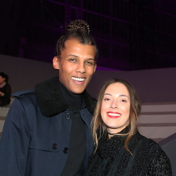 Parents d'un petit garçon né en 2018, le couple reste toujours très discret et ne divulgue que peu d'informations sur leur quotidien. 

Le chanteur Stromae et sa femme Coralie Barbier lors du photocall du Victoria's Secret Fashion 2016 au Grand Palais à Paris, France, le 30novembre 2016. © BOV/Bestimage