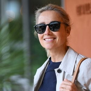 On voit Anne Sophie Lapix poser au Village lors du tournoi de Roland-Garros, le 6 juin 2025 à Paris, en France. Photo : ABACAPRESS.COM Castel Franck/ABACA