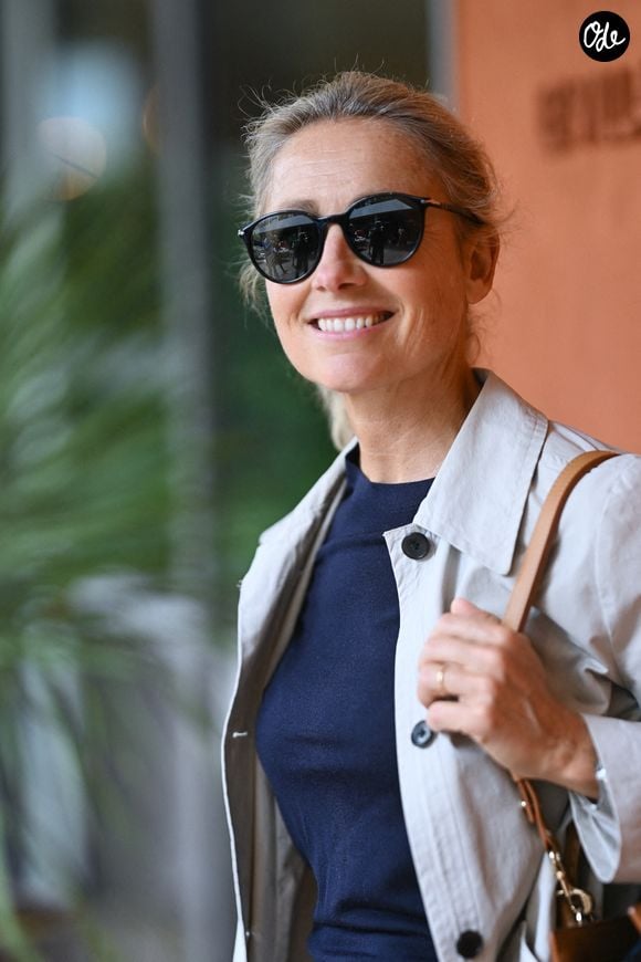 On voit Anne Sophie Lapix poser au Village lors du tournoi de Roland-Garros, le 6 juin 2025 à Paris, en France. Photo : ABACAPRESS.COM Castel Franck/ABACA