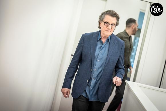 Francis Cabrel en backstage de l'enregistrement de l'émission "Serge Lama, le dernier rappel" présentée par F. Bollaert, diffusée le vendredi 21 novembre 2025 sur France 3 à 21h10, au théâtre Marigny à Paris, France, le 29 avril 2025. © Clovis-Moreau/Bestimage