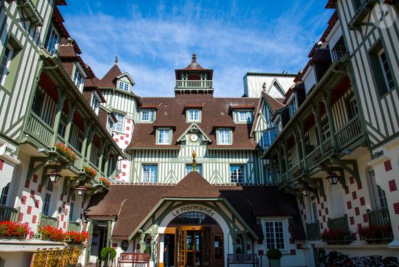 C'est au cœur du mythique hôtel Barrière Le Normandy à Deauville, situé à deux pas des célèbres Planches, que ce nouveau sanctuaire de 1100 m² vient d'ouvrir ses portes.

Illustration - Les danseurs du célèbre ballet du Bolchoï sont de passage au casino Barrière de Deauville.

©Bestimage