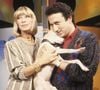 Le présentateur de 82 ans a ainsi eu deux lourdes opérations au coeur en 2020 et 2023.
En France, à Paris, sur le plateau, Dany Saval, son épouse, et Michel Drucker tenant ensemble leur chienne Whippet ZAZA 10/11/1986. © Bertrand Leguay via Bestimage