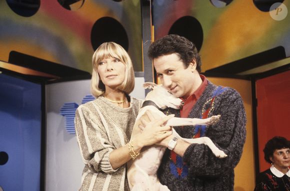 Le présentateur de 82 ans a ainsi eu deux lourdes opérations au coeur en 2020 et 2023. 

En France, à Paris, sur le plateau, Dany Saval, son épouse, et Michel Drucker tenant ensemble leur chienne Whippet ZAZA 10/11/1986. © Bertrand Leguay via Bestimage