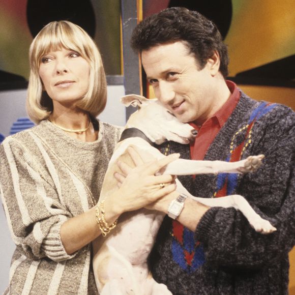 Le présentateur de 82 ans a ainsi eu deux lourdes opérations au coeur en 2020 et 2023. 

En France, à Paris, sur le plateau, Dany Saval, son épouse, et Michel Drucker tenant ensemble leur chienne Whippet ZAZA 10/11/1986. © Bertrand Leguay via Bestimage