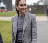 Un total look gris qui lui allait à ravir et qui a fait sensation à la base aérienne britannique.

Kate Middleton visite la RAF Coningsby, dans le Lincolnshire, le 2 octobre 2025.

Photo : Julien Burton / Bestimage