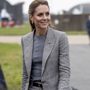 Un total look gris qui lui allait à ravir et qui a fait sensation à la base aérienne britannique.

Kate Middleton visite la RAF Coningsby, dans le Lincolnshire, le 2 octobre 2025.

Photo : Julien Burton / Bestimage