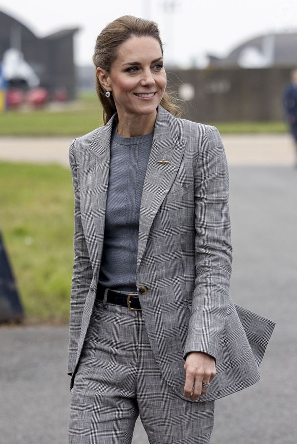 Un total look gris qui lui allait à ravir et qui a fait sensation à la base aérienne britannique.

Kate Middleton visite la RAF Coningsby, dans le Lincolnshire, le 2 octobre 2025.

Photo : Julien Burton / Bestimage
