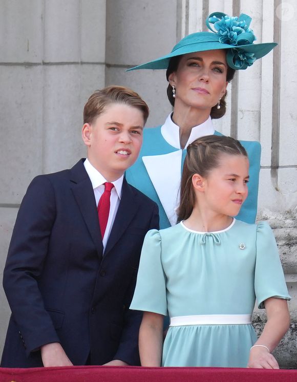 Ce rituel, considéré comme controversé par certains, suscite des débats au sein même de la famille royale.

Le prince Louis de Galles, Le prince George de Galles, Catherine (Kate) Middleton, princesse de Galles, La princesse Charlotte de Galles - Les membres de la famille royale britannique au balcon de Buckingham Palace lors de la cérémonie Trooping the Colour à Londres, le 14 juin 2025. Affecté par le crash du Boeing 787 Dreamliner à Ahmedabad du 12 juin, le souverain et les officiels porteront un brassard noir en hommage aux plus de 270 victimes. Bon nombre d'elles étaient des ressortissants britanniques.
© Jams Whatling / Bestimage