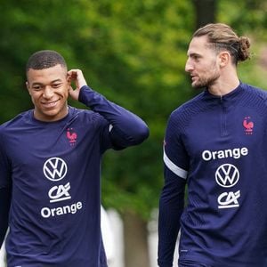 Moussa Diaby, Kylian Mbappe et Adrien Rabiot - Entrainement de l'Equipe de France A au Centre National du Football, à Clairefontaine-en-Yvelines, le 29 mai 2022. (Lia Mancini/Panoramic/Bestimage).