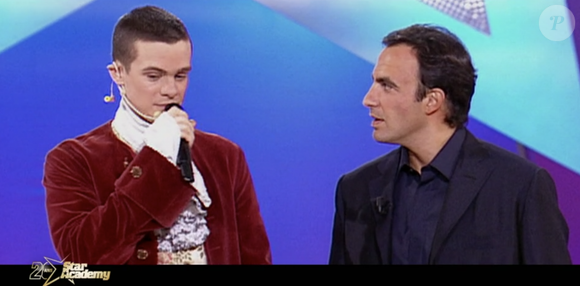 En plein direct, et tandis qu’il était nommé aux côtés de Lukas et Morgane, l’ancien candidat avait saisi le micro de Nikos Aliagas pour annoncer qu’il souhaitait mettre un terme à son parcours dans l’émission. 


Pierre, ancien candidat de la "Star Academy 3" - TF1
