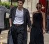 De son côté, Cruz (20 ans) est apparu au bras de sa compagne Jackie Apostel.

Cruz Beckham et sa compagne, Jackie Apostel - D.Beckham quitte l'hôtel La Réserve en famille lors de la Fashion Week à Paris, pour assister au défilé de sa femme, V.Beckham lors de la Fashion Week à Paris, le 3 octobre 2025. © GOFF  / BESTIMAGE