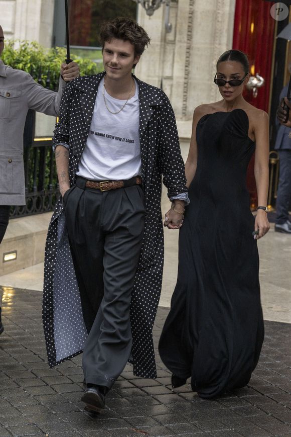 De son côté, Cruz (20 ans) est apparu au bras de sa compagne Jackie Apostel.

Cruz Beckham et sa compagne, Jackie Apostel - D.Beckham quitte l'hôtel La Réserve en famille lors de la Fashion Week à Paris, pour assister au défilé de sa femme, V.Beckham lors de la Fashion Week à Paris, le 3 octobre 2025. © GOFF  / BESTIMAGE