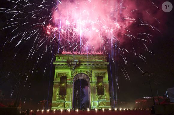 Exclusif - Stéphane Bern présente l'émission "La Grande Soirée du 31 de Paris" diffusée sur France 2 sur les Champs-Elysées, en présence de Anne Hidalgo et Gil Alma, à Paris, France, le 31 décembre 2025. © Jack Tribeca/BHM/Bestimage