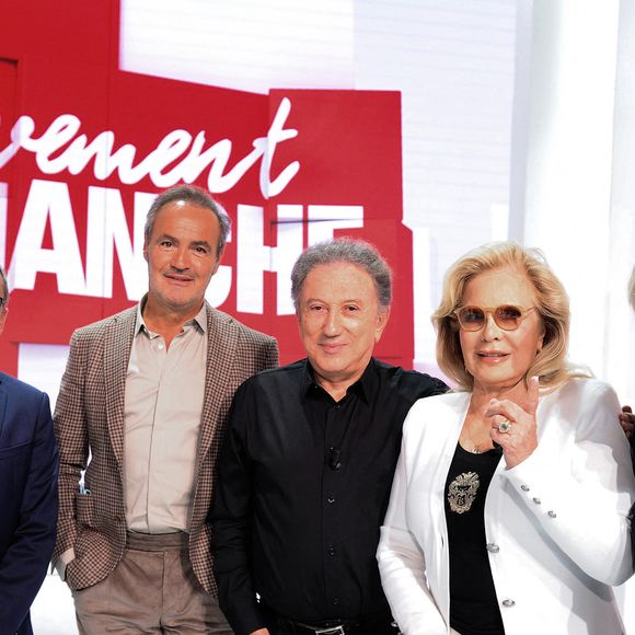 Celle qui a dernièrement reçu une Victoire d'honneur aux 40e Victoires de la musique, a été mise à l'honneur dans les colonnes du Journal du Dimanche, ce 16 mars....

Exclusif - Emmanuel Chaunu, Roland Perez, Michel Drucker, Sylvie Vartan et Dave - Enregistrement de l'émission "Vivement Dimanche" présentée par M.Drucker et diffusée le 10 octobre sur France 2. Le 26 septembre 2021 © Guillaume Gaffiot / Bestimage