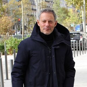 Marc-Olivier Fogiel quitte les studios de RTL à Paris le 17 octobre 2025.
© Jonathan Rebboah / Psnewz / Bestimage