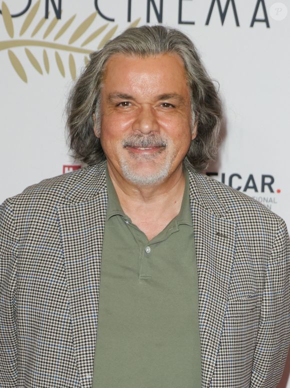 Plus de vingt ans après sa sortie, l’œuvre reste un classique du cinéma français.

Christophe Barratier - Action Enfance a pour mission de protéger et d'éduquer sur le long terme des enfants en danger, de l'enfance à l'âge adulte.© Coadic Guirec/Bestimage